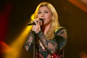 Kelly Clarkson lets the world know that Clive Davis is a liar. Kelly Clarkson lets the world know that Clive Davis is a liar.
